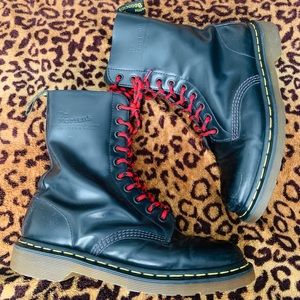 🖤 Super cool Vintage 10 eye Dr. Martens combat boots